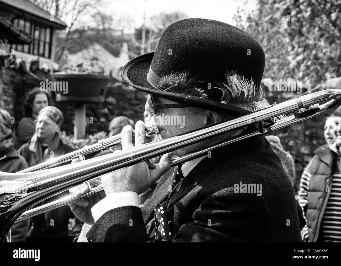 Trombonista, musicista di strada, Frome, Somerset, Regno Unito Foto Stock