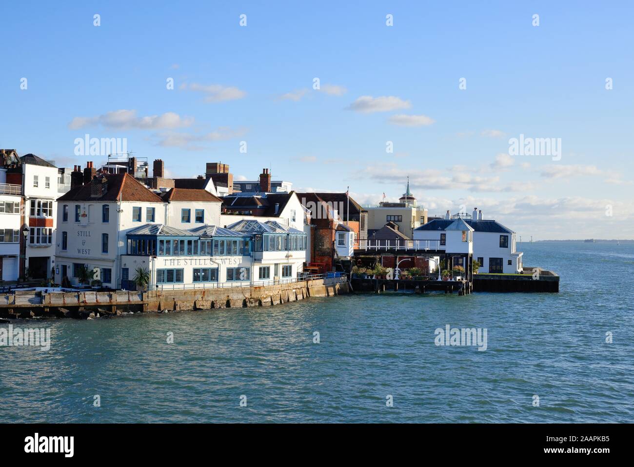 Il vecchio e di edifici di interesse storico con entrata a Portsmouth Porto come visto dal passaggio di un battello Inghilterra Hampshire REGNO UNITO Foto Stock