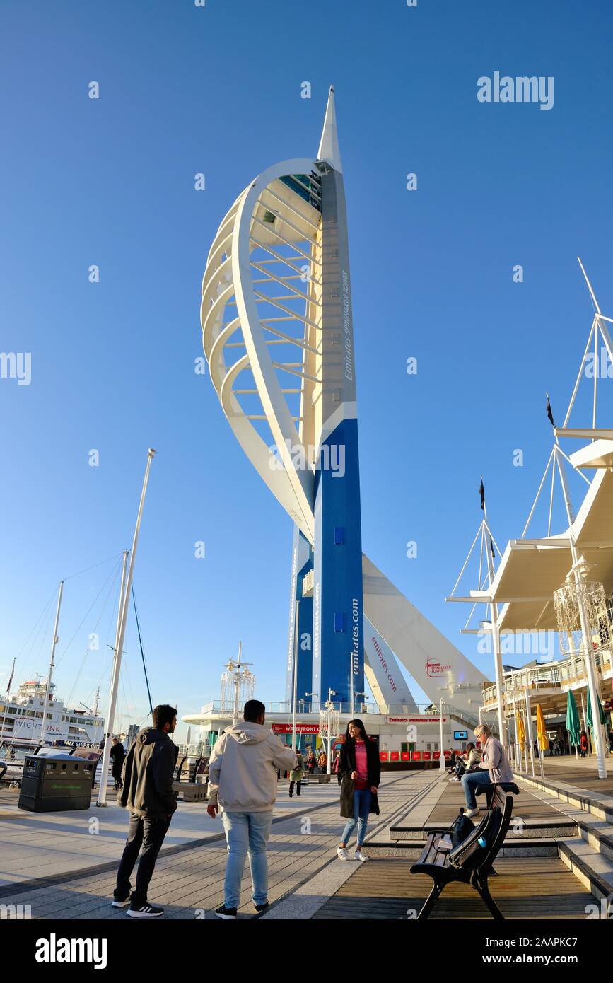 Emirati Spinnaker Tower su Gunwharf Quays shopping center Portsmouth Hampshire REGNO UNITO Foto Stock