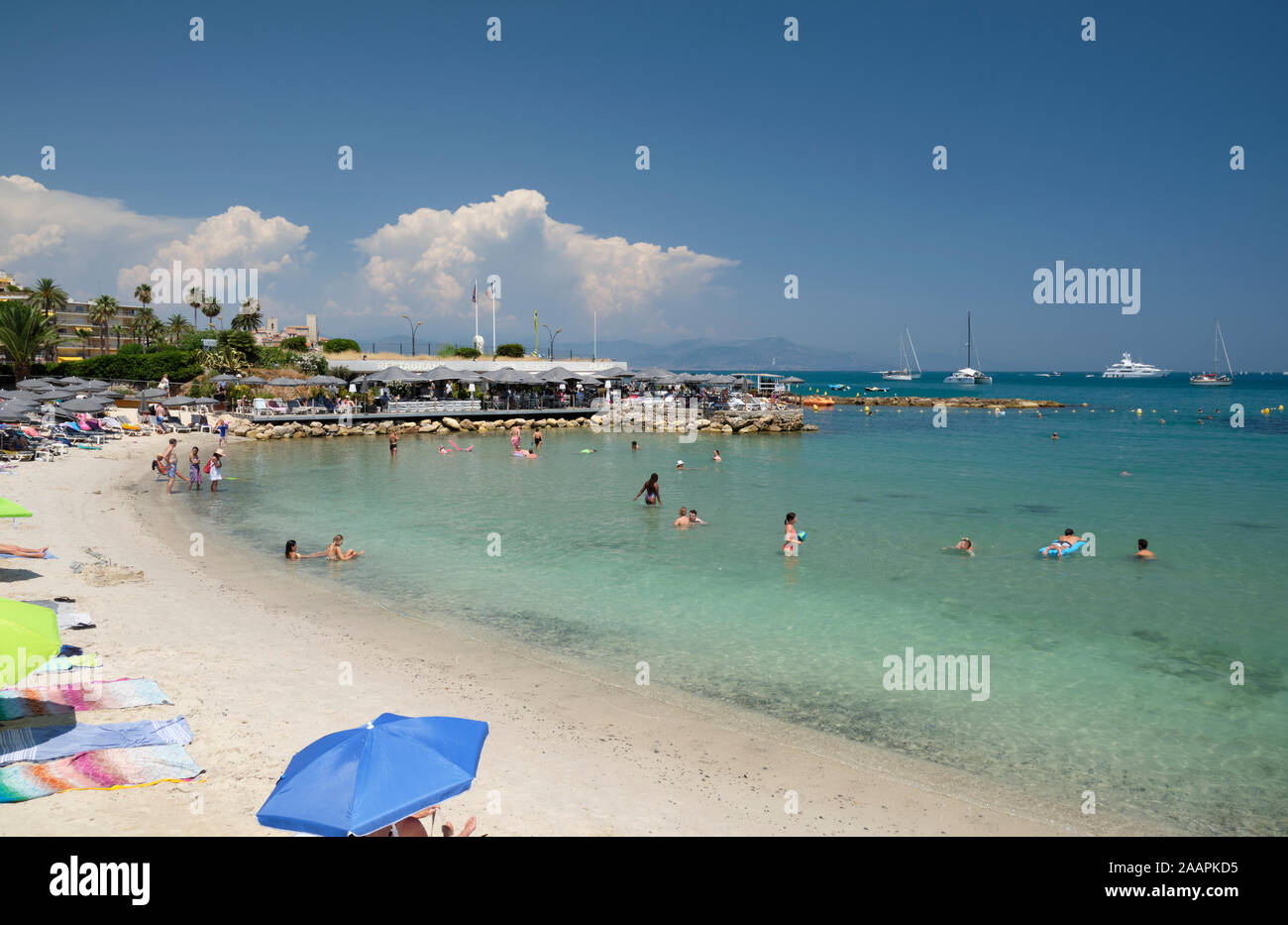 Vista sulla spiaggia di Antibes e sul Royal Beach lounge in una giornata di sole con cielo blu Foto Stock
