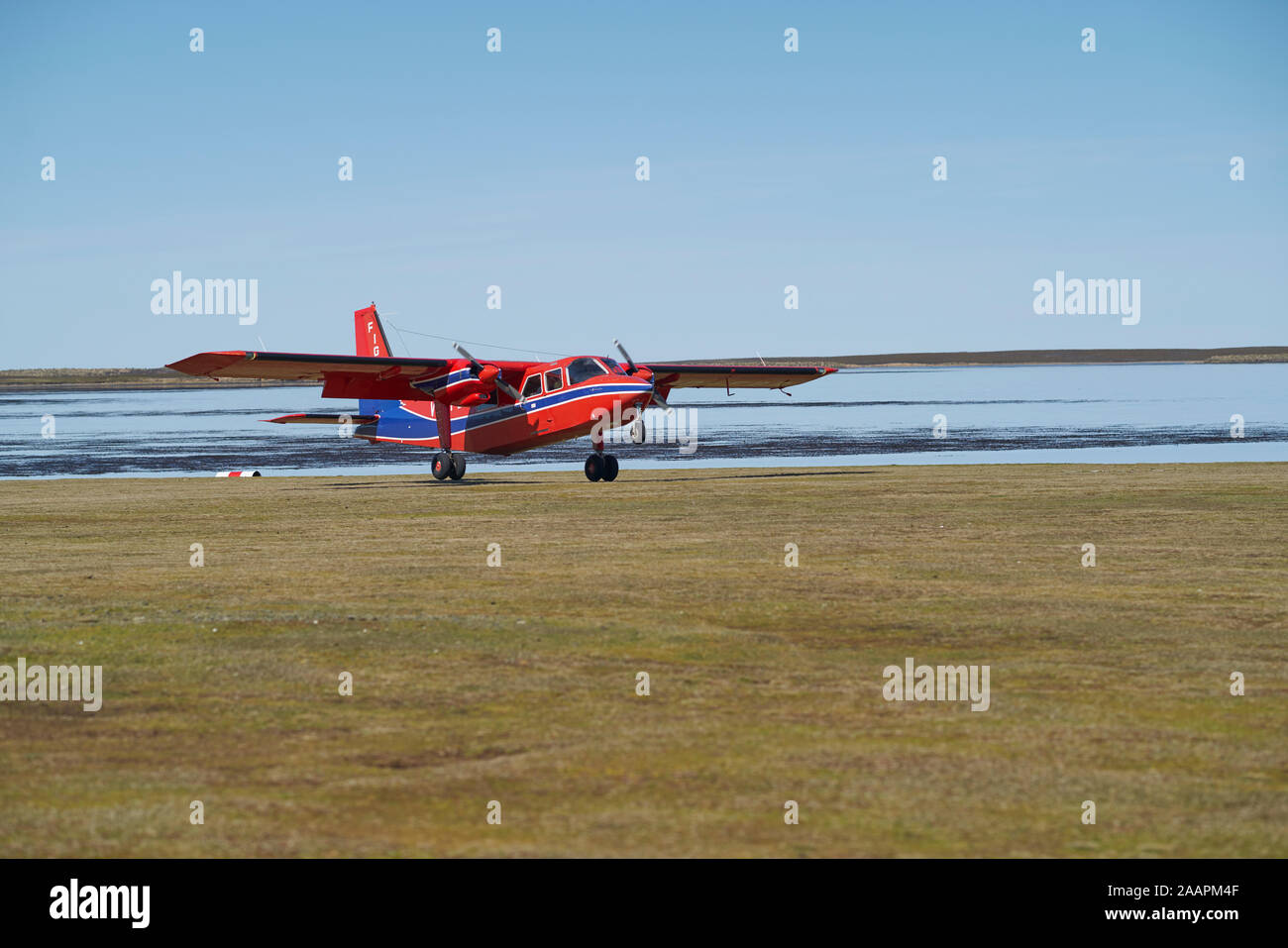 Piccoli aerei in arrivo a terra su una pista in erba su più deprimente isola nelle isole Falkland Foto Stock