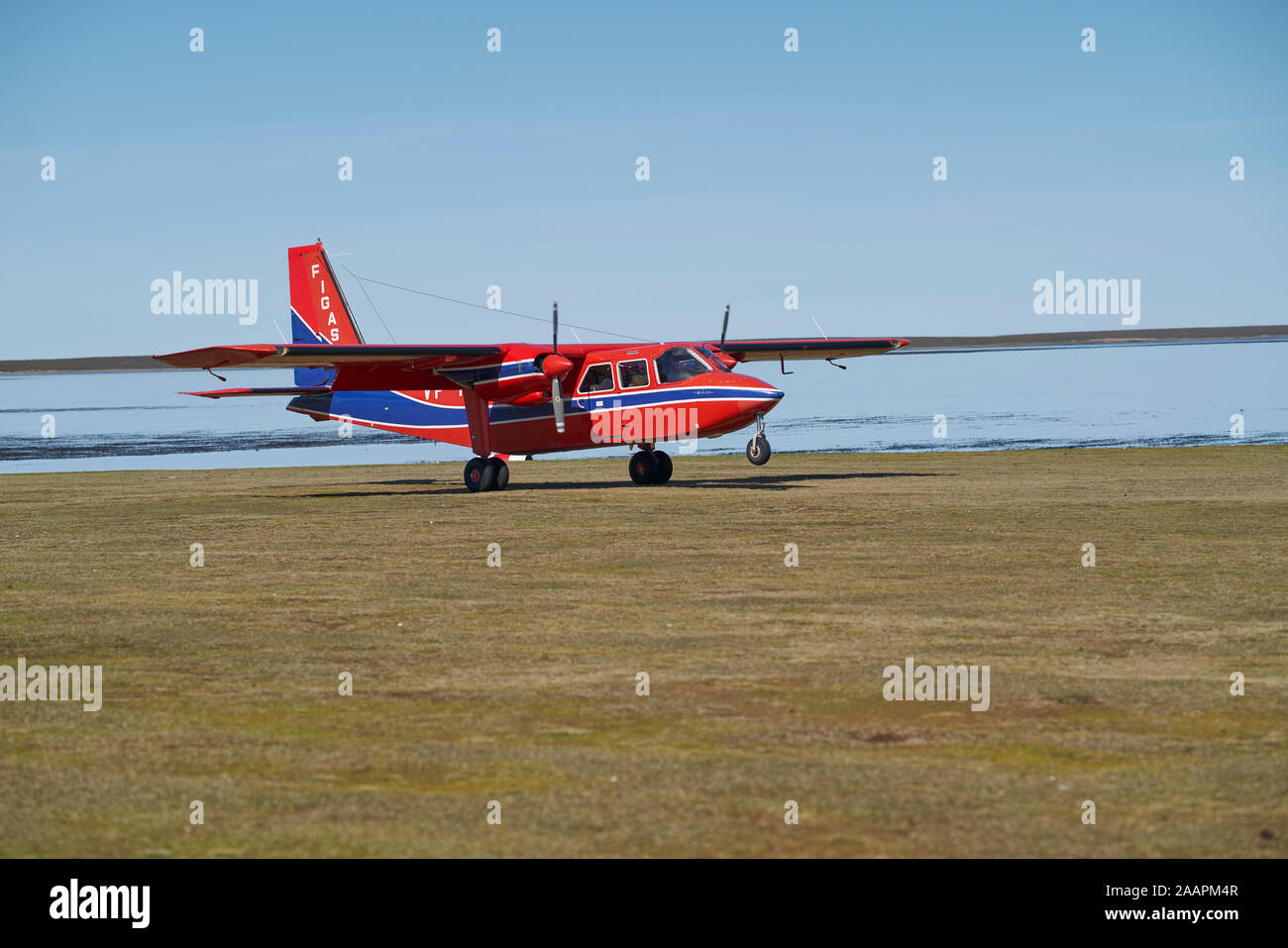 Piccoli aerei in arrivo a terra su una pista in erba su più deprimente isola nelle isole Falkland Foto Stock
