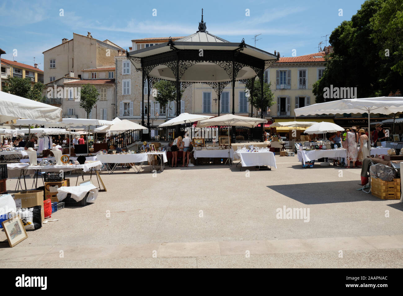 Giornata di mercato artigianale nella città vecchia di Antibes con bandstand sullo sfondo Foto Stock