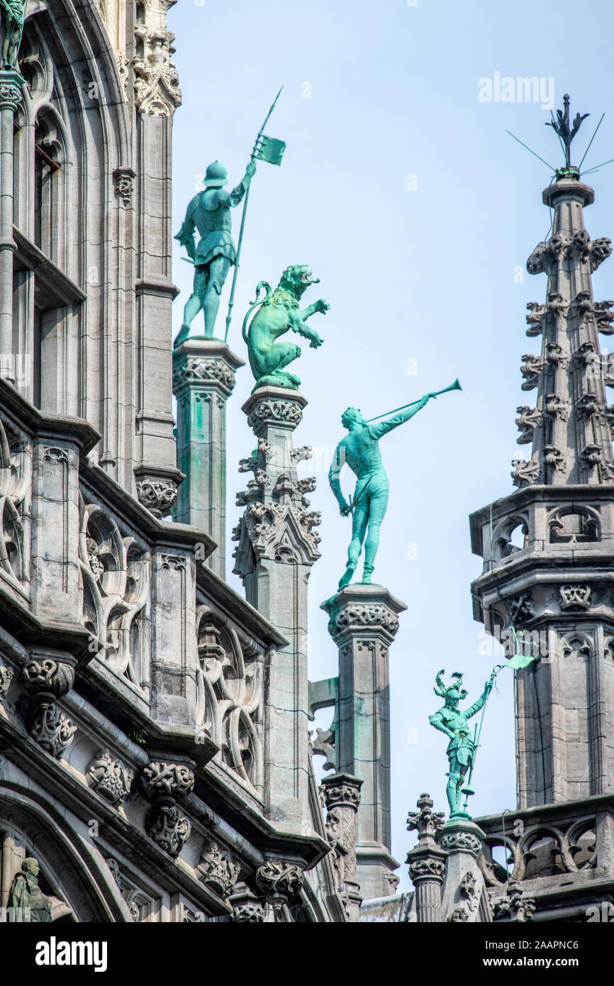 Statue in cima al tetto del Bruxelles" del Museo della città di Bruxelles, Belgio. Foto Stock