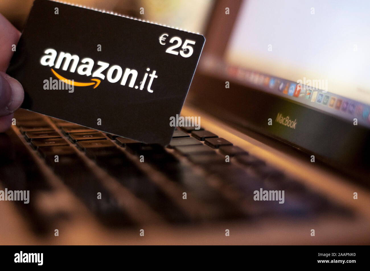 Carrara, Italia - 23 Novembre 2019: uomo fare shopping online con un Amazon  Gift Card in un computer Foto stock - Alamy