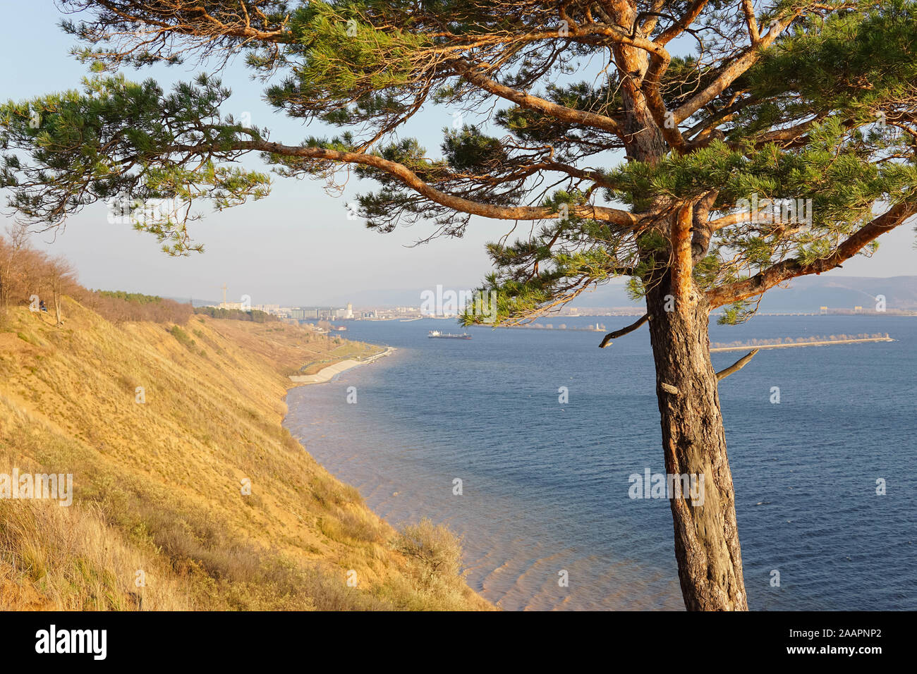 Vista panoramica dalla scogliera di sabbia sulle rive del fiume Volga a inizio autunno Foto Stock