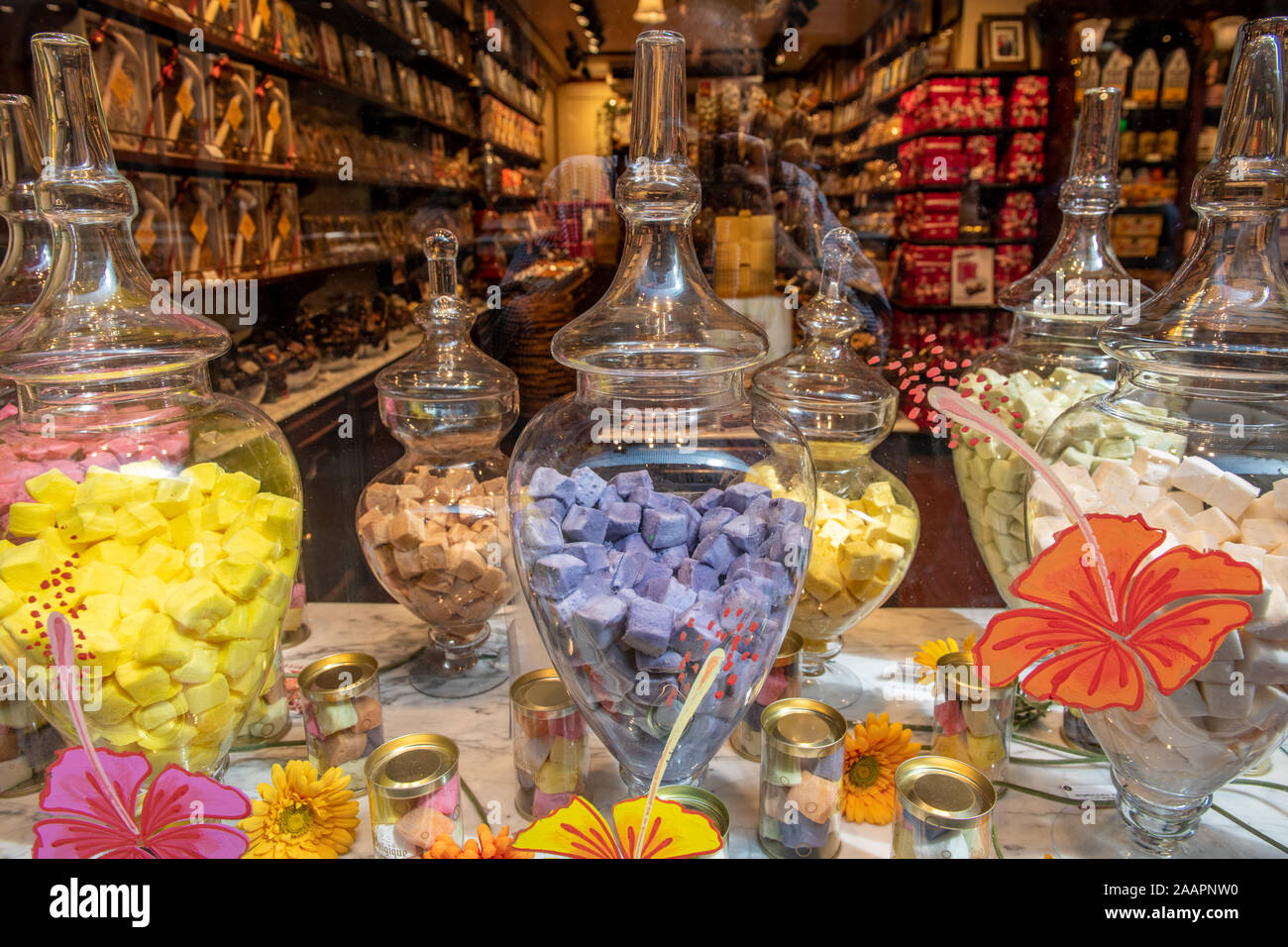 I vasetti riempiti con la caramella sul display in una vetrina di un negozio, Bruxelles, Belgio Foto Stock