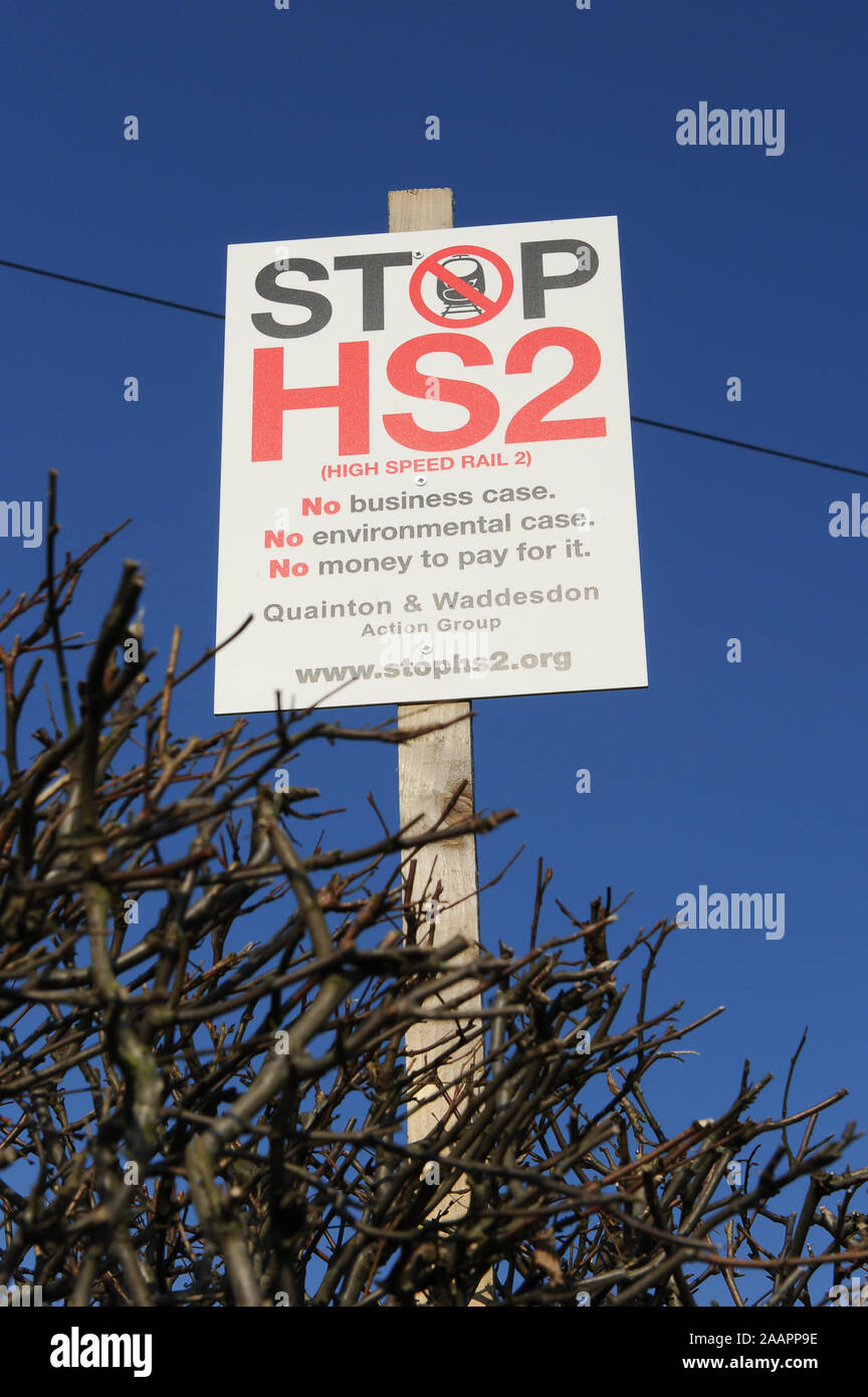 HS2 opposizione firmano vicino Waddesdon nel Buckinghamshire, UK. Il 1 febbraio, 2012. Un numero della rete ferroviaria ad alta velocità HS2 segni di opposizione sono stati posizionati nei campi e su edifici nella contea di Buckinghamshire. Molti residenti locali si sono opposti al progetto di HS2 collegamento ferroviario ad alta velocità da Londra a Birmingham come si dovrebbe comportare la distruzione della campagna, gli habitat rurali e antichi boschi. Credito: Maureen McLean/Alamy Foto Stock