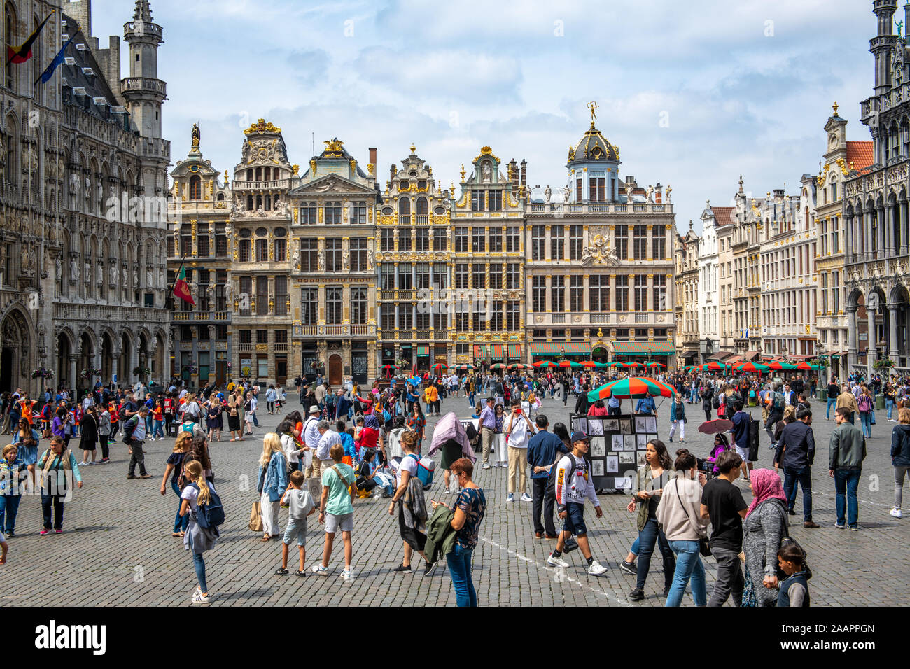 I turisti in giro per la Grand Place e le sue case delle corporazioni,Bruxelles, Belgio Foto Stock