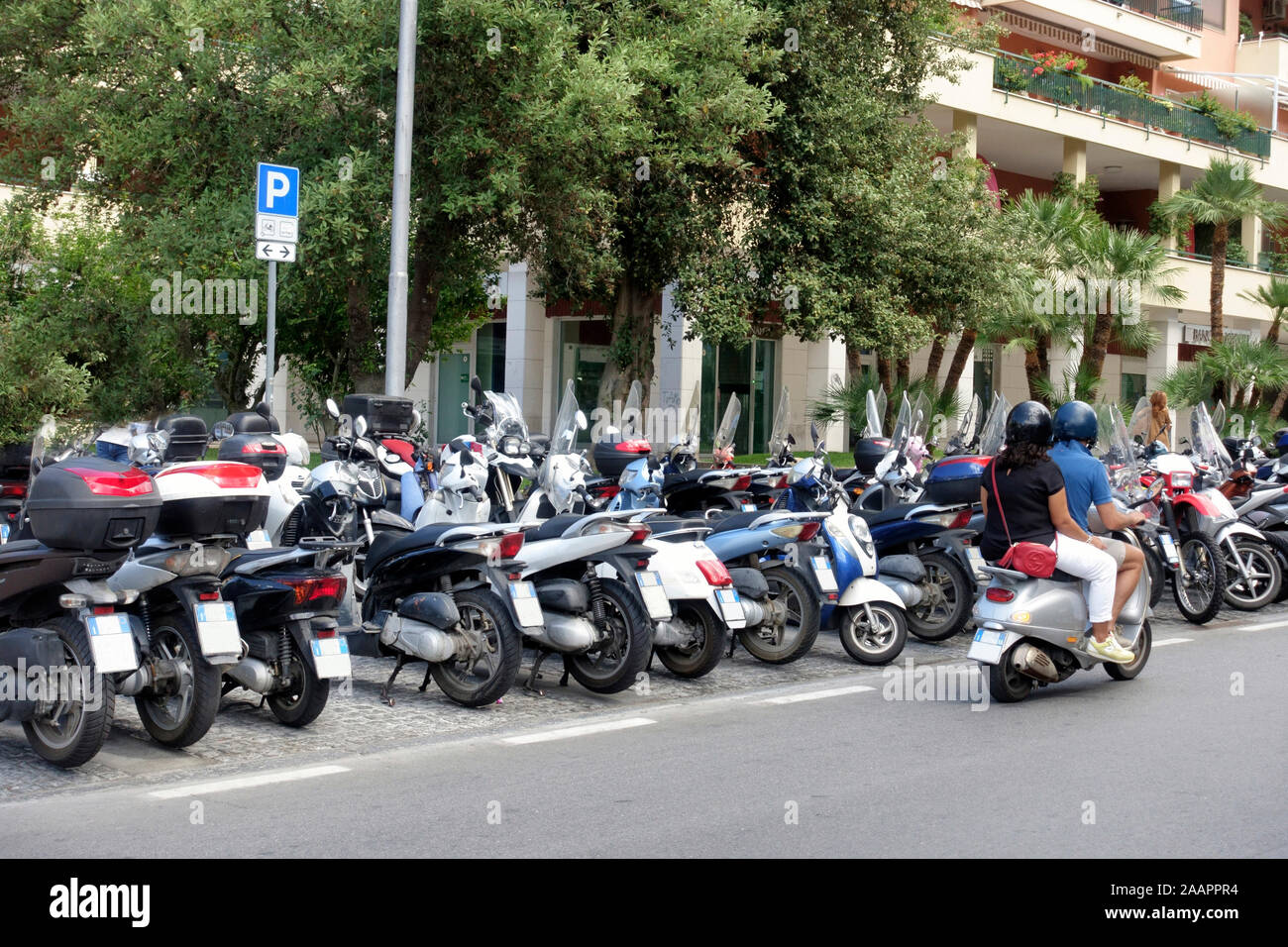 Linea di scooter su strada in Sorento con passaggio di scooter Foto Stock