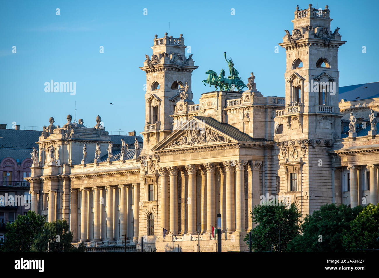 Il sole tramonta sulla facciata neoclassica del parlamento ungherese edificio, Budapest, Ungheria Foto Stock