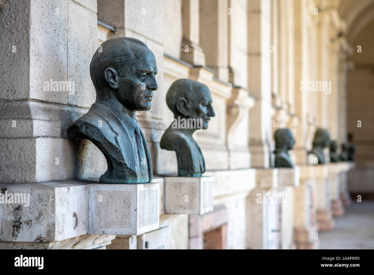 Busti di famosi ungheresi sul display, Budapest, Ungheria Foto Stock