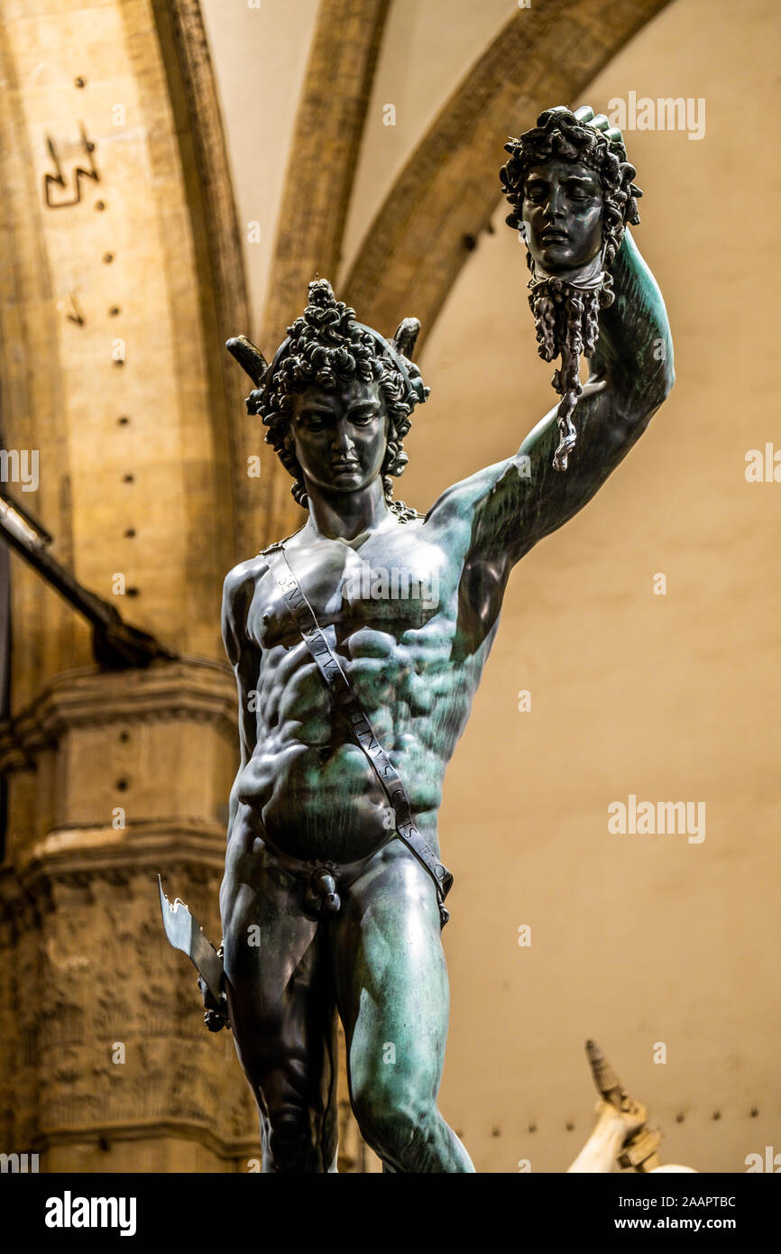 Statua di bronzo di Perseo tenendo la testa di Medusa di Firenze, realizzato da Benvenuto Cellini nel 1545 Foto Stock