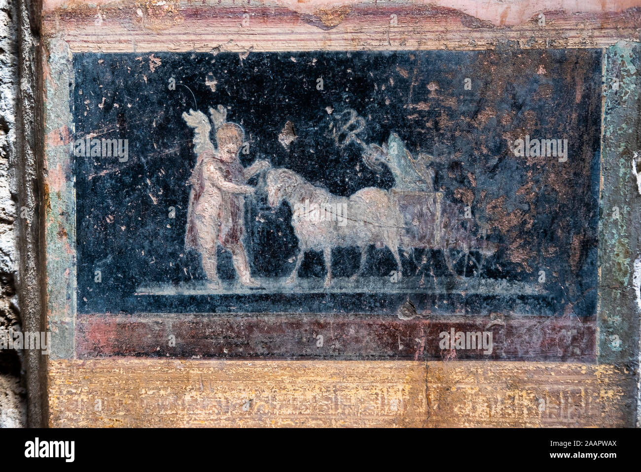 Amorino alato antico affresco, una figura di divinità della Roma antica a Pompei. Foto Stock