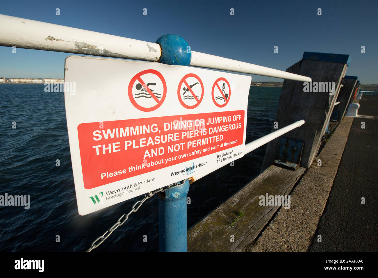 Un segno sul Weymouth piacere Pier indicante che il nuoto, immersioni subacquee o salta fuori il molo è vietato. Il Dorset England Regno Unito GB Foto Stock