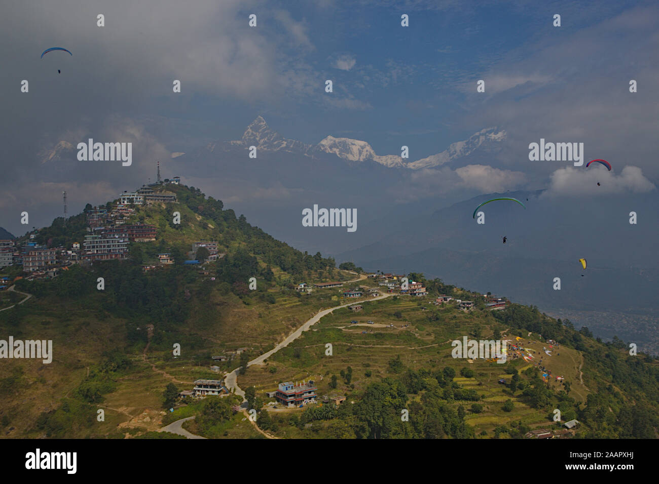Parapendio oltre a Pokhara con una vista della catena Hannapurna Foto Stock