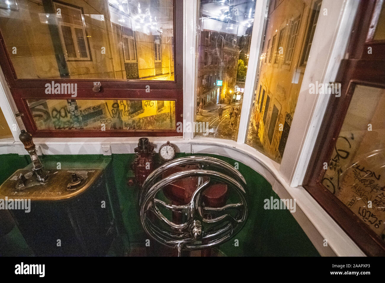 All'interno di un carrello che si muove attraverso la strada , Lisbona, Portogallo Foto Stock