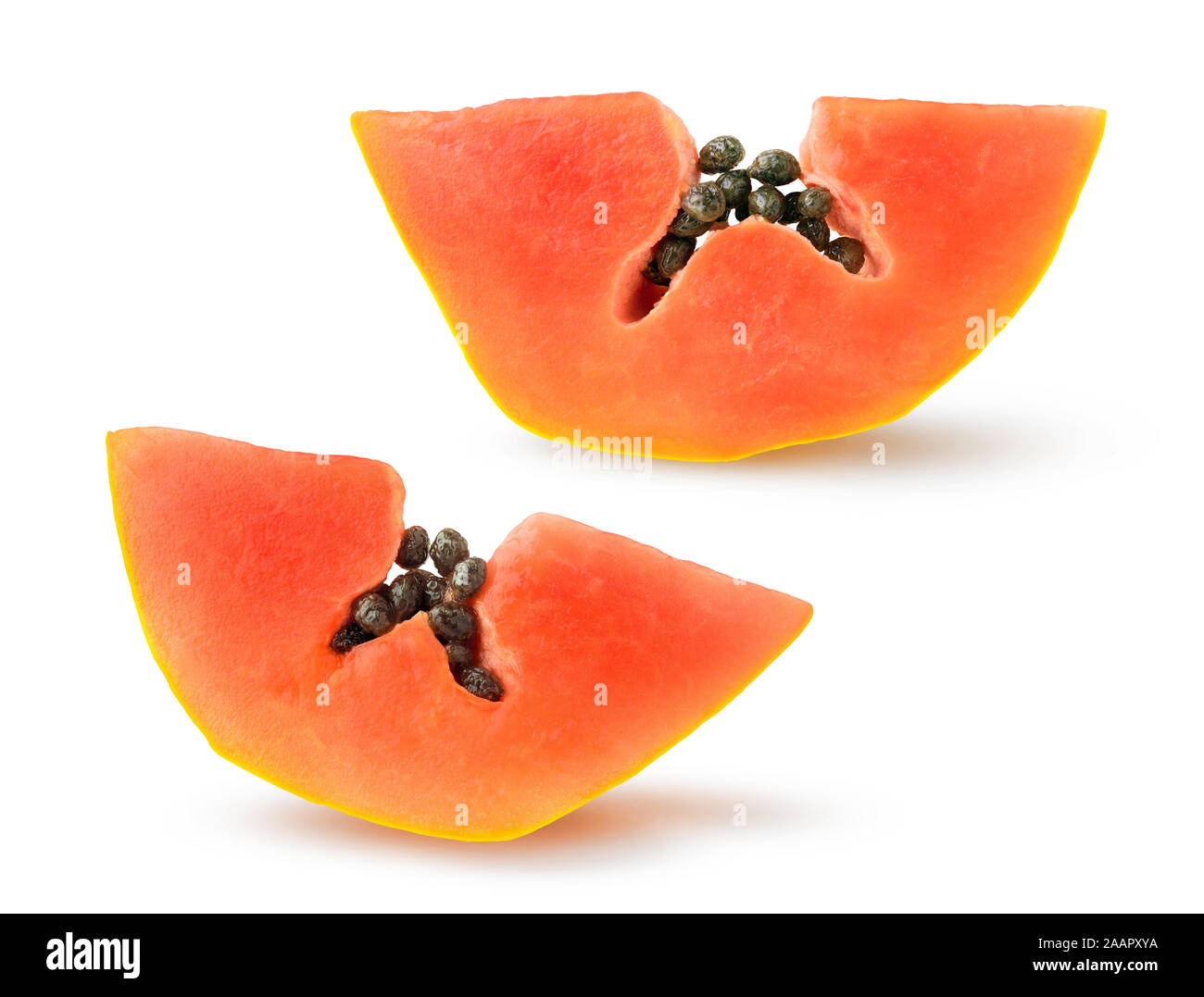 La papaia isolato. Due pezzi di papaia frutta con semi isolato su sfondo bianco con tracciato di ritaglio Foto Stock