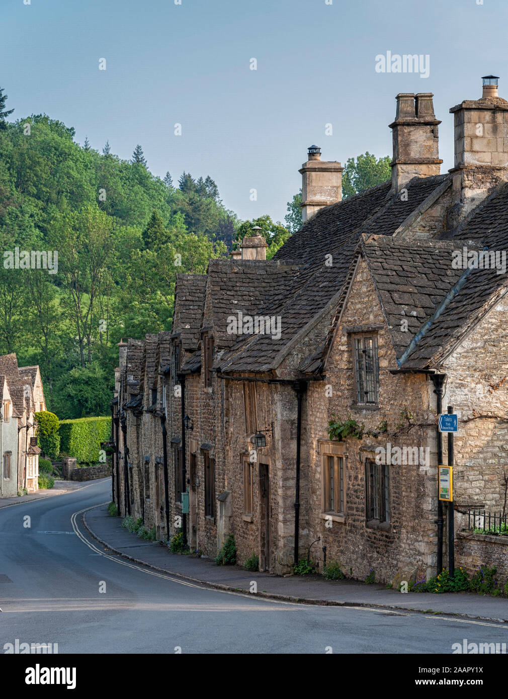 CASTLE COMBE, Cotswolds, Regno Unito - 26 Maggio 2018: tipica e pittoresca campagna inglese cottage a Castle Combe Village, Cotswolds, Wiltshire, Regno Unito Foto Stock