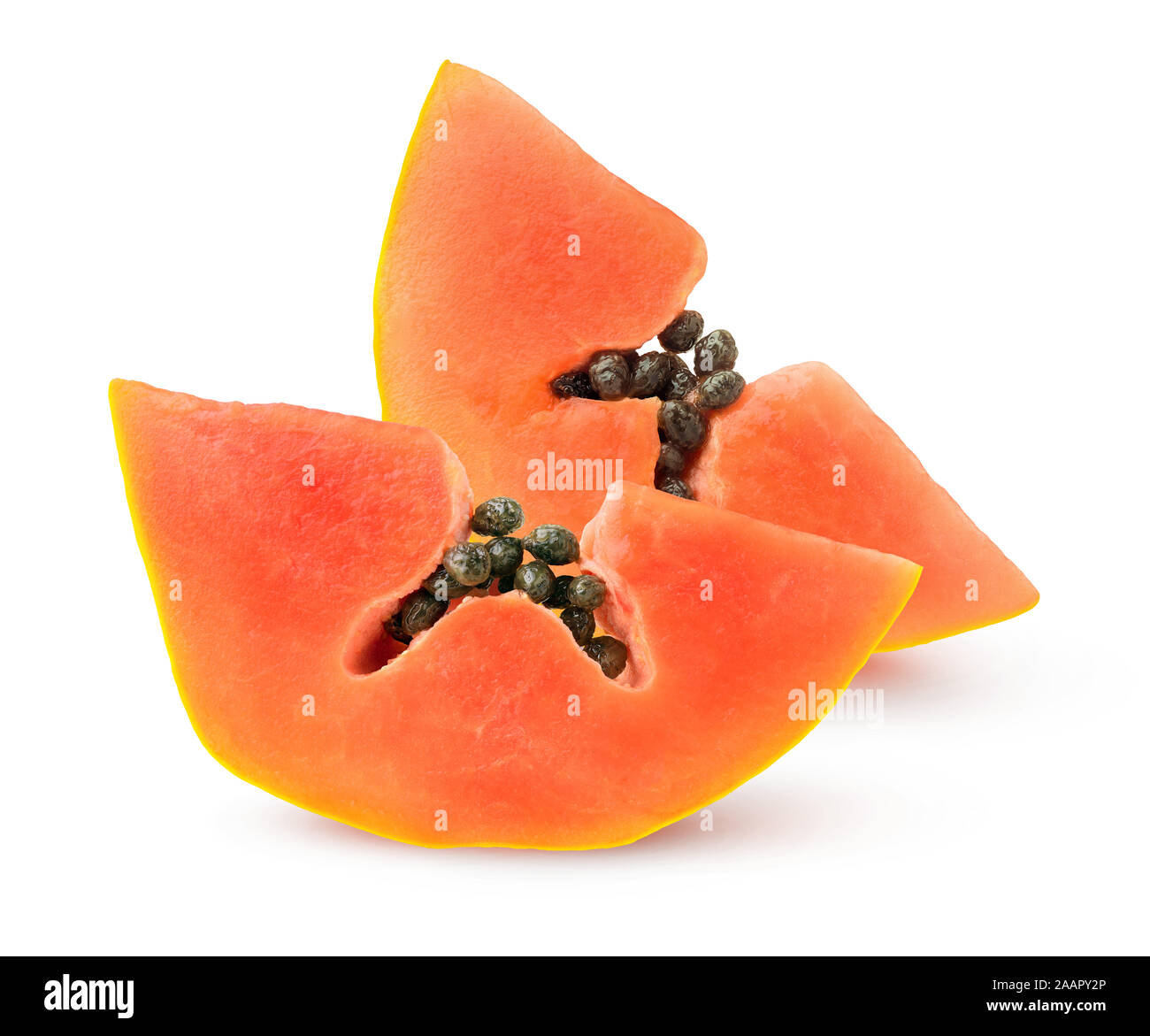 La papaia isolato. Due fette di papaia con semi isolato su sfondo bianco con tracciato di ritaglio Foto Stock