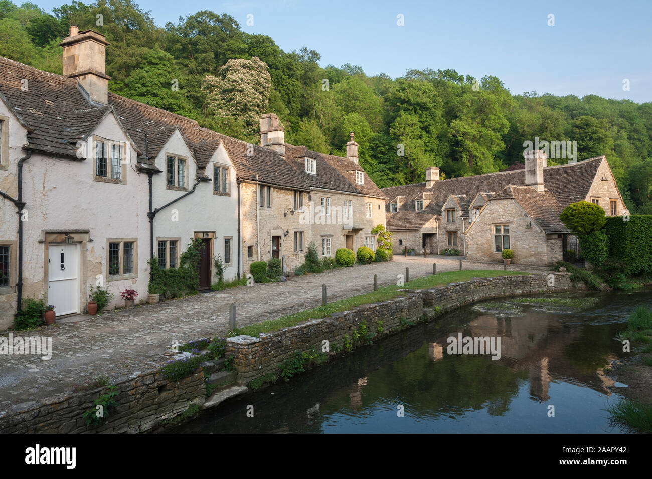 CASTLE COMBE, Cotswolds, Regno Unito - 26 Maggio 2018: Street View di vecchi riverside cottages nella pittoresca il villaggio di Castle Combe, Cotswolds, Wiltshire, Regno Unito Foto Stock