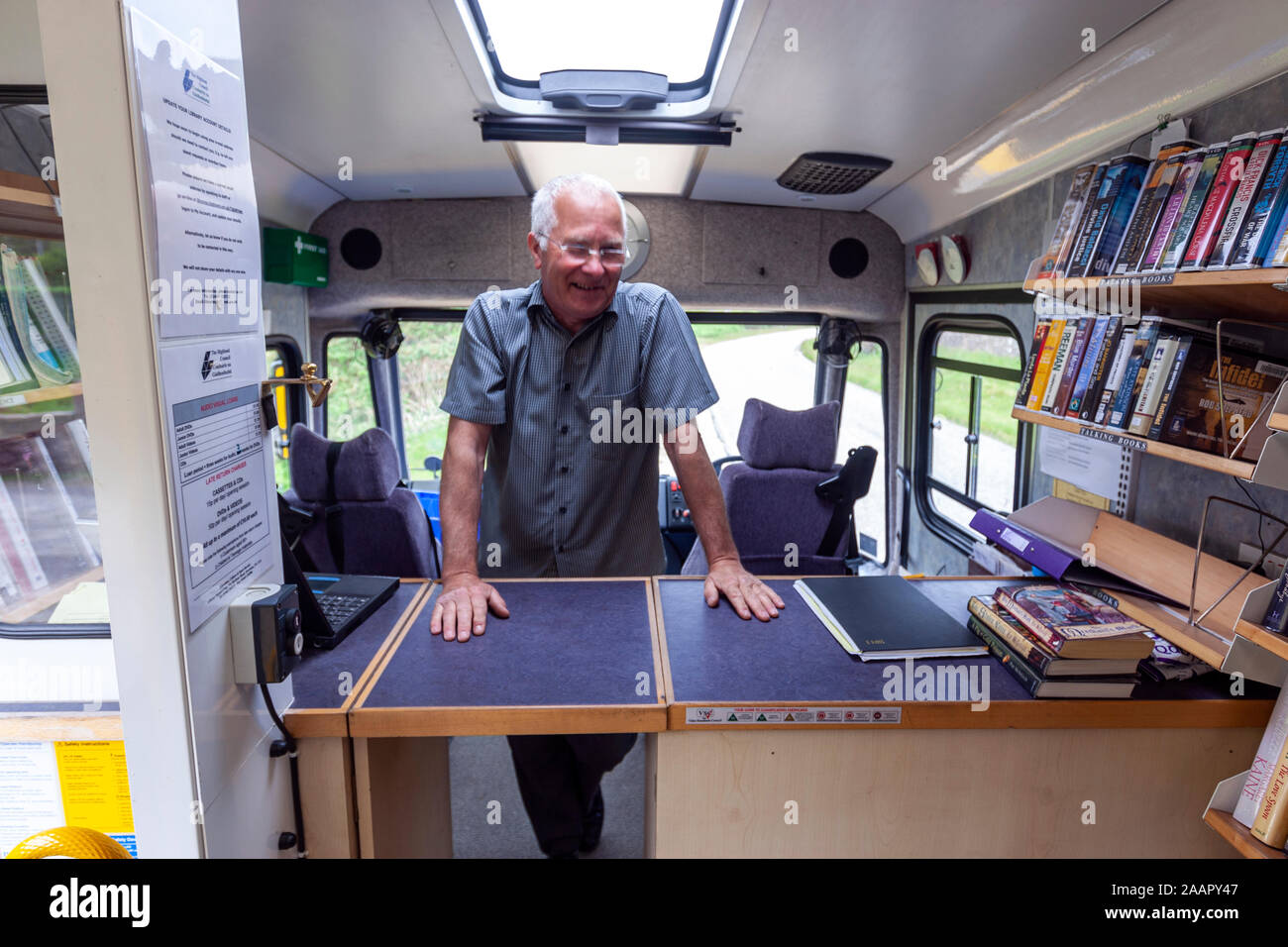 Driver e bibliotecario in Highland librerie, van biblioteca mobile in Scozia, Regno Unito Foto Stock