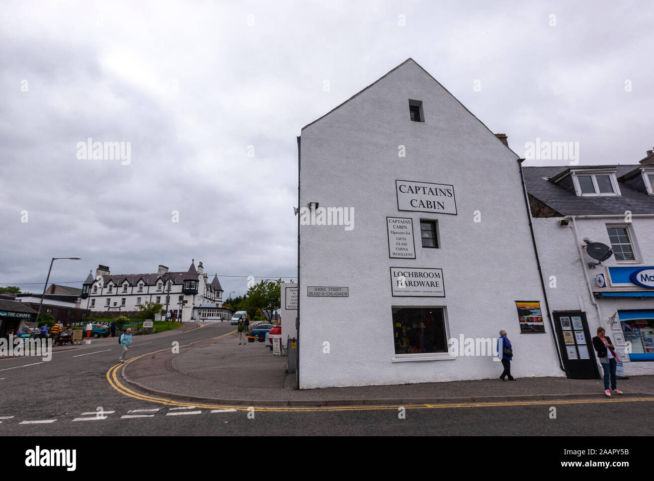 La cabina del comandante regali a Quay St e la Riva San Ullapool, Highlands scozzesi, Scotland, Regno Unito Foto Stock
