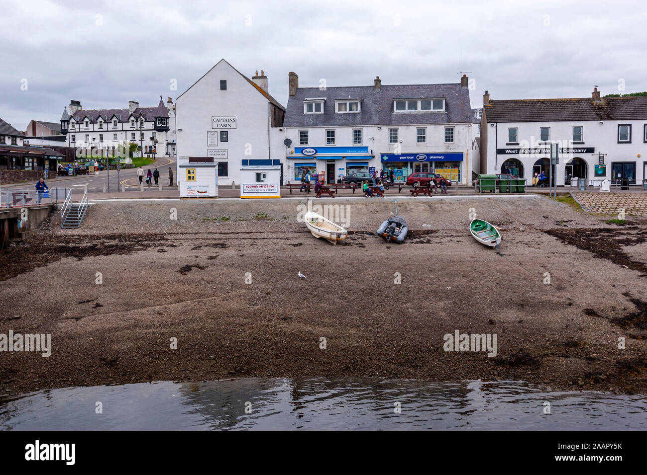 Barche in spiaggia. A Riva San Ullapool, Highlands scozzesi, Scotland, Regno Unito Foto Stock