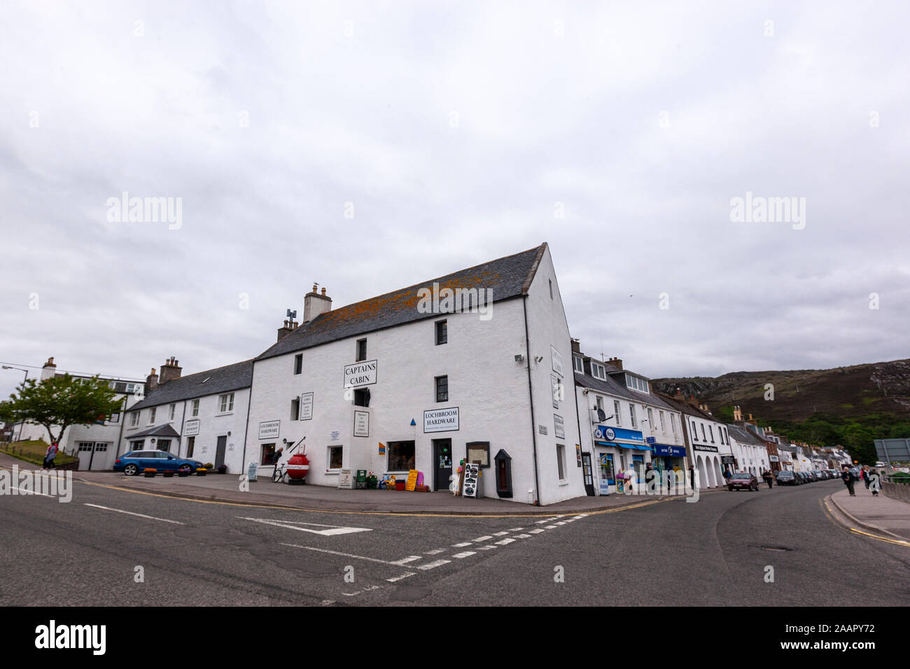 La cabina del comandante regali a Quay St e la Riva San Ullapool, Highlands scozzesi, Scotland, Regno Unito Foto Stock