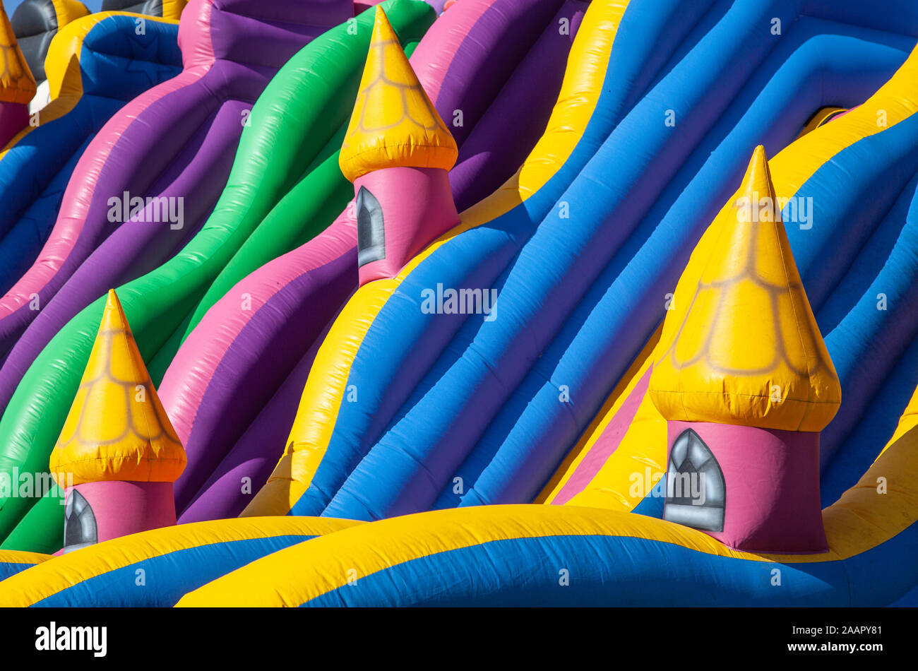 Scivolo del castello bouncy di colore luminoso, Regno Unito Foto Stock