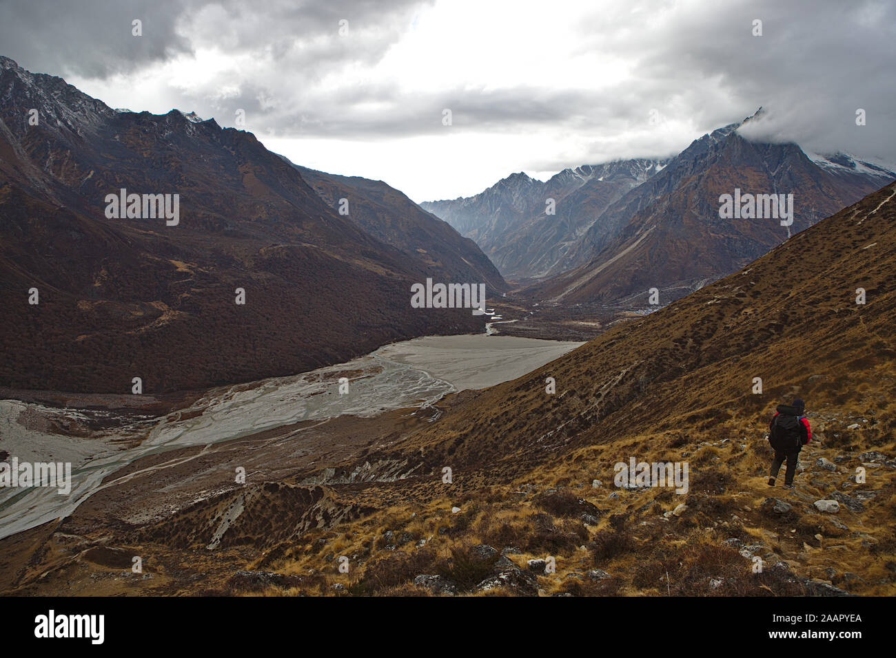 Sherpa nella presa rossa passeggiate nelle montagne di moody Foto Stock
