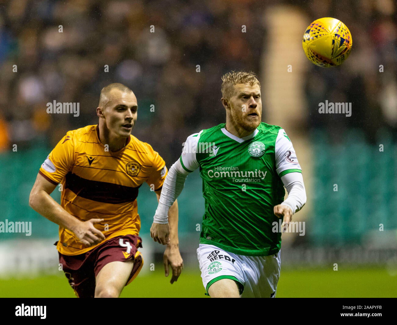 Easter Road, Edimburgo, Regno Unito. 23 Nov, 2019. Scottish Premiership, Hibernian rispetto a Motherwell; Daryl Horgan di Hibernian e Liam Grimshaw di Motherwell - Editoriale usare carte di credito: Azione Plus sport/Alamy Live News Foto Stock