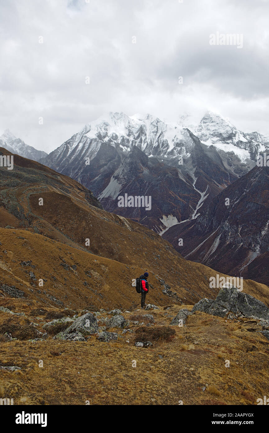 Sherpa nella presa rossa passeggiate nelle montagne di moody Foto Stock