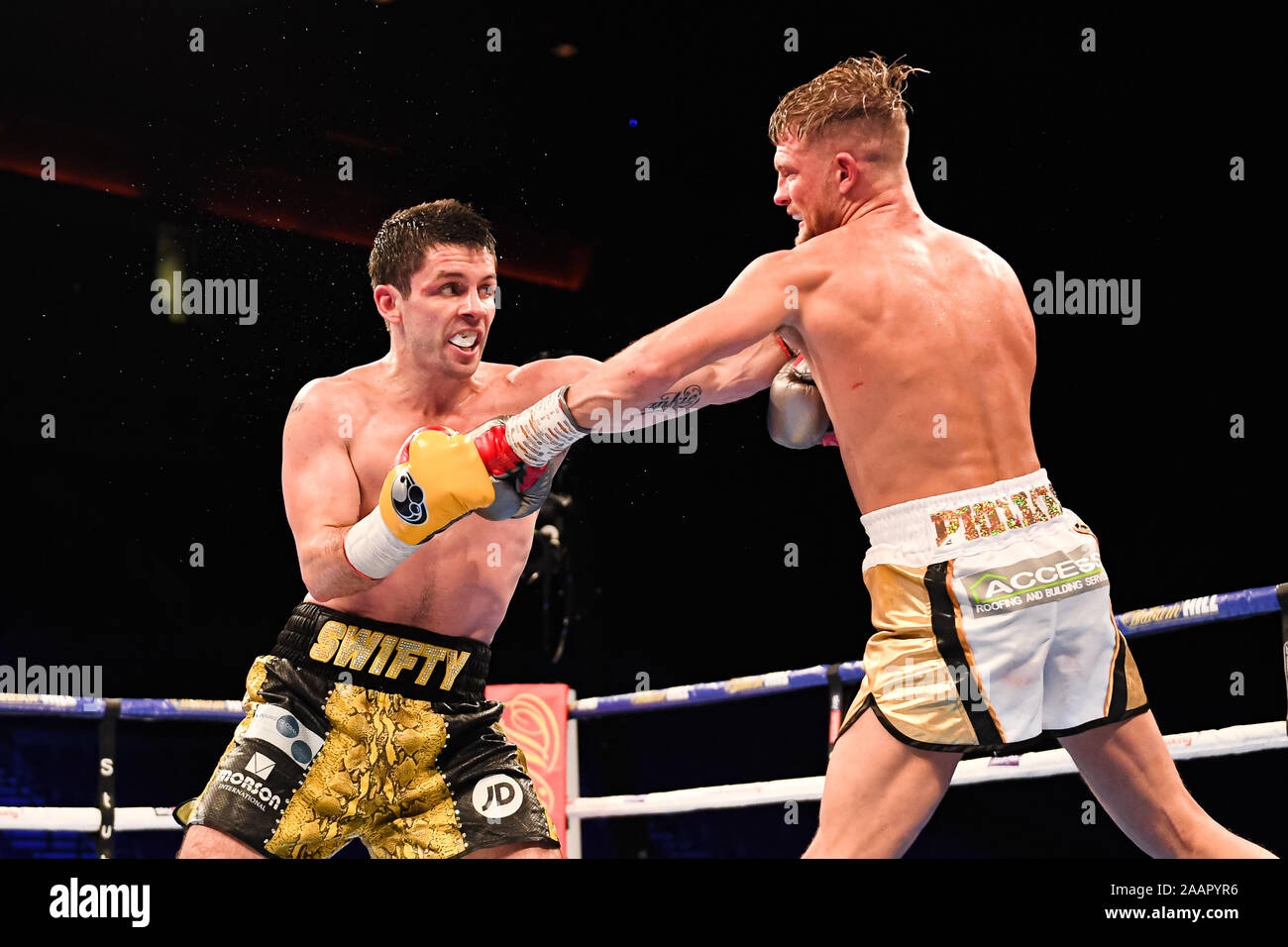 LIVERPOOL, Regno Unito. 23 Nov, 2019. Stephen Smith vs Jonny Phillips - Concorso Super-Lightweight durante sotto lotta card di Callum Smith vs John Ryder a M&S Bank Arena Sabato, 23 novembre 2019 a Liverpool Regno Unito. Credito: Taka G Wu/Alamy Live News Foto Stock