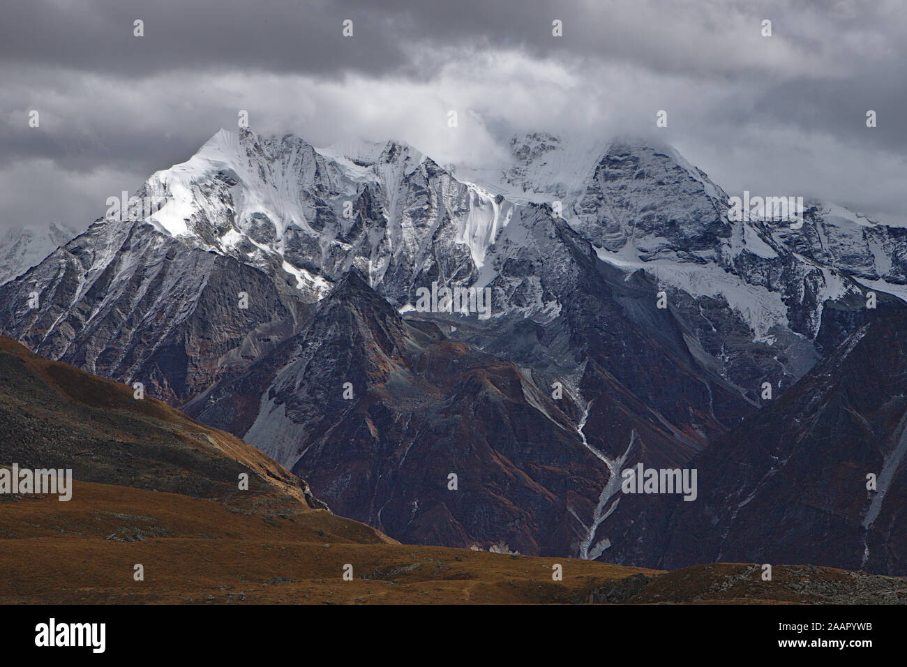 Langtang Valler mountain range su un moody nuvoloso giorno Foto Stock