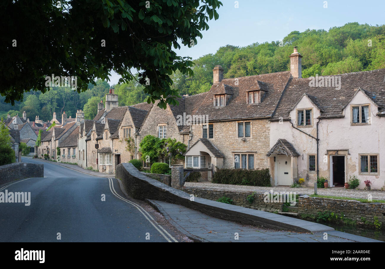 CASTLE COMBE, Cotswolds, Regno Unito - 26 Maggio 2018: Street View di vecchi riverside cottages nella pittoresca il villaggio di Castle Combe, Cotswolds, Wiltshire, Regno Unito Foto Stock