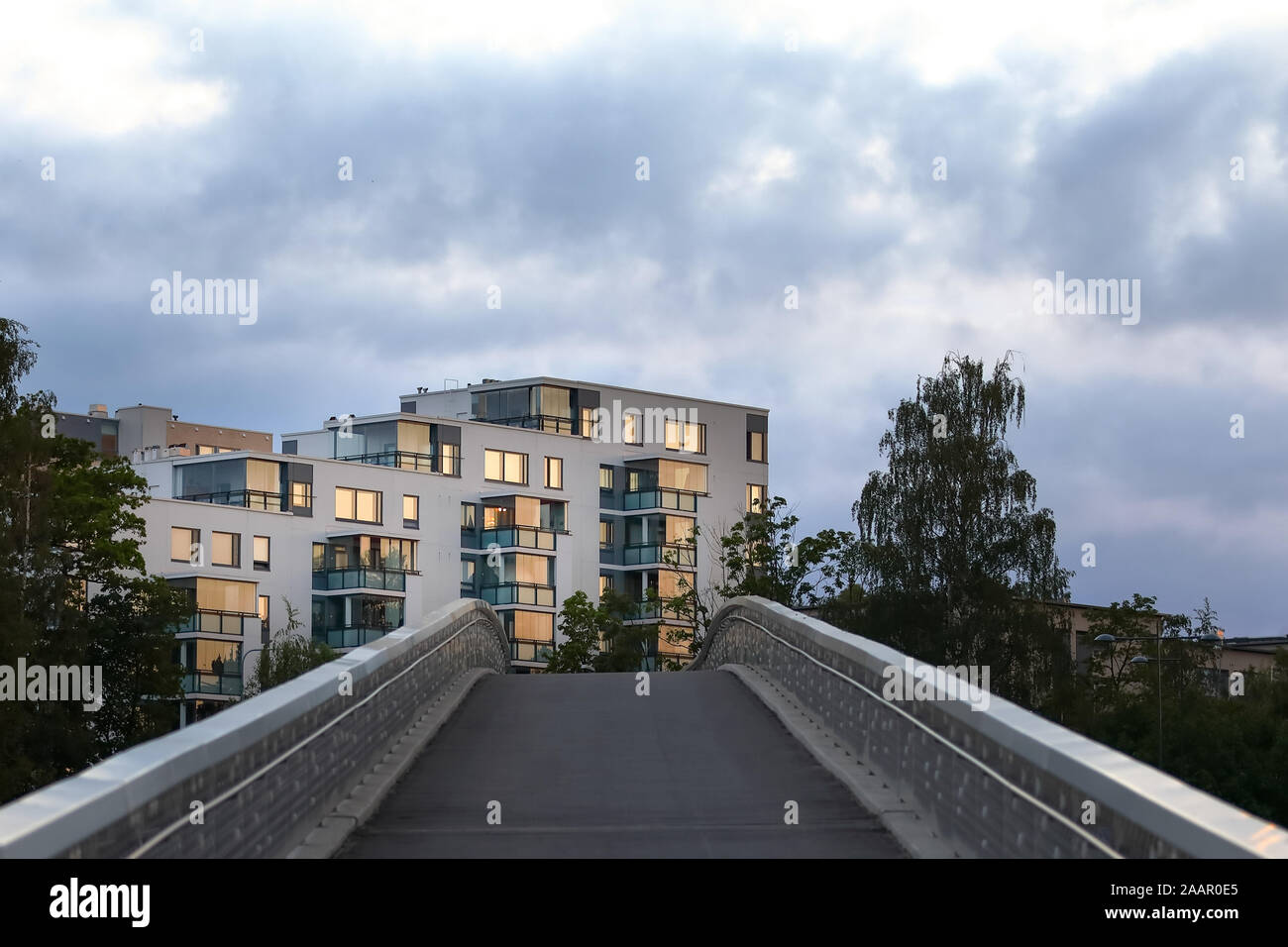 Espoo nuova bicicletta bridge e alloggiamento in Matinkyla, Espoo Foto Stock