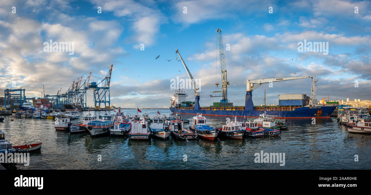 Le navi ancorate in elevati di traffico Porto di Valparaiso, in Cile. Foto Stock