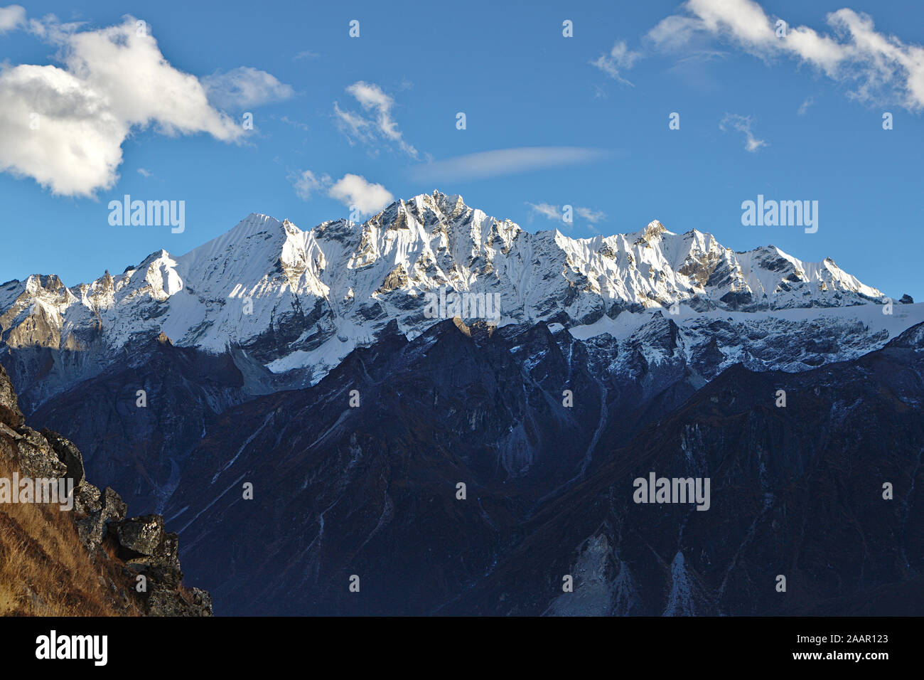 Marrone colline e montagne innevate dell'Himalaya Foto Stock