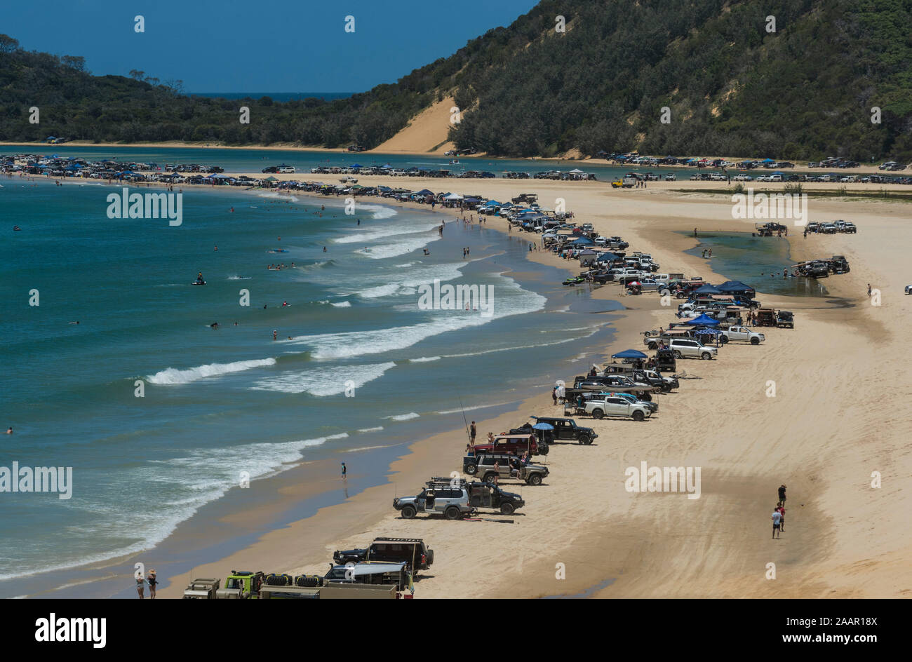 Doppio punto di isola, Noosa, a stagione turistica con centinaia di 4x4 e veicoli RV Foto Stock