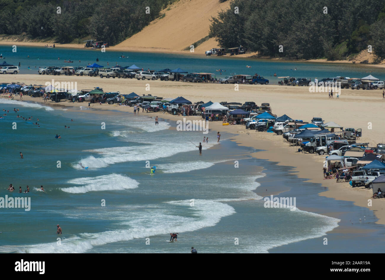 Doppio punto di isola, Noosa, a stagione turistica con centinaia di 4x4 e veicoli RV Foto Stock