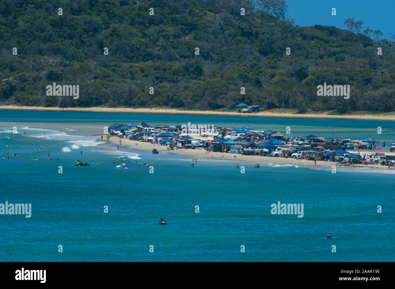 Doppio punto di isola, Noosa, a stagione turistica con centinaia di 4x4 e veicoli RV Foto Stock