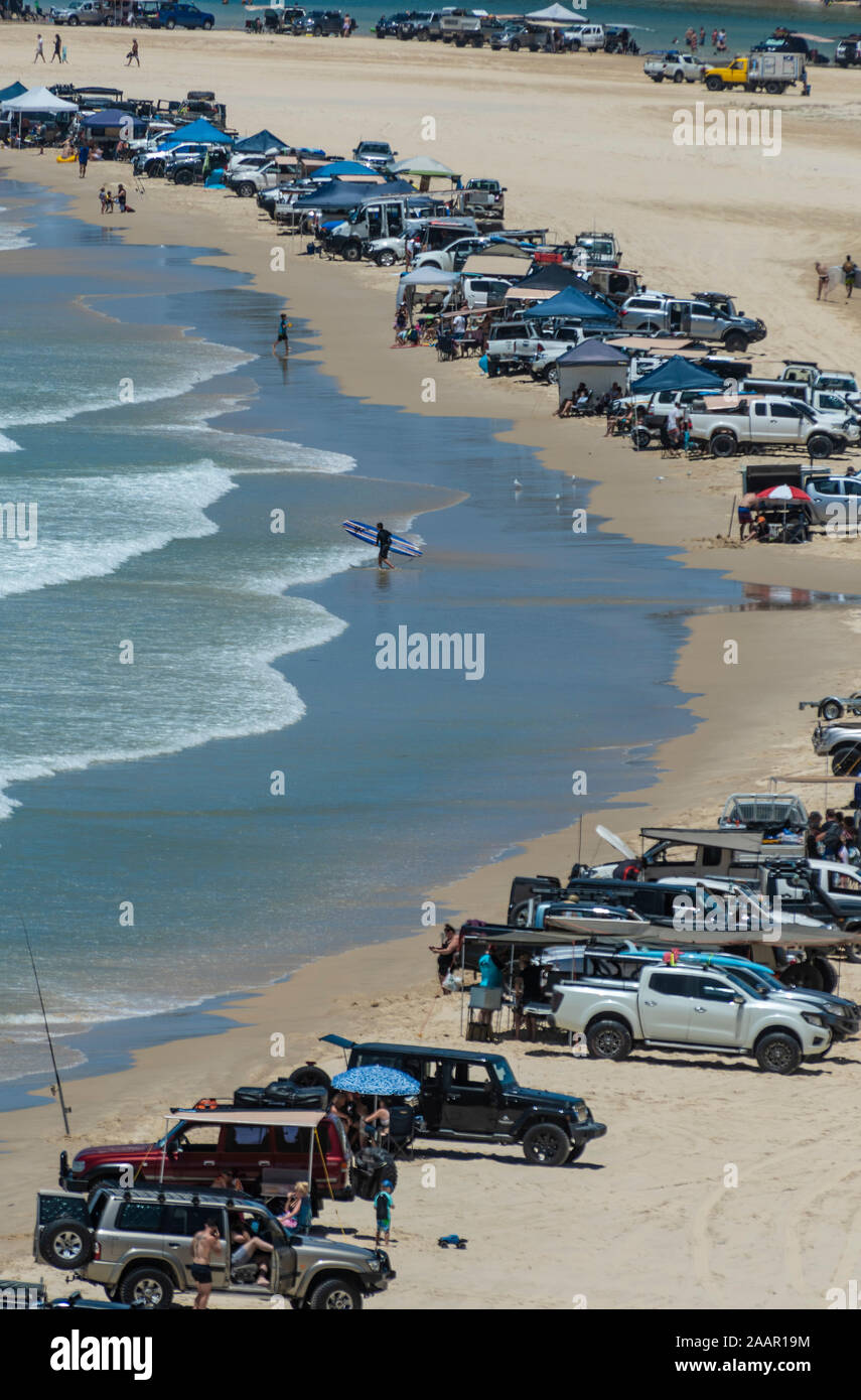 Doppio punto di isola, Noosa, a stagione turistica con centinaia di 4x4 e veicoli RV Foto Stock