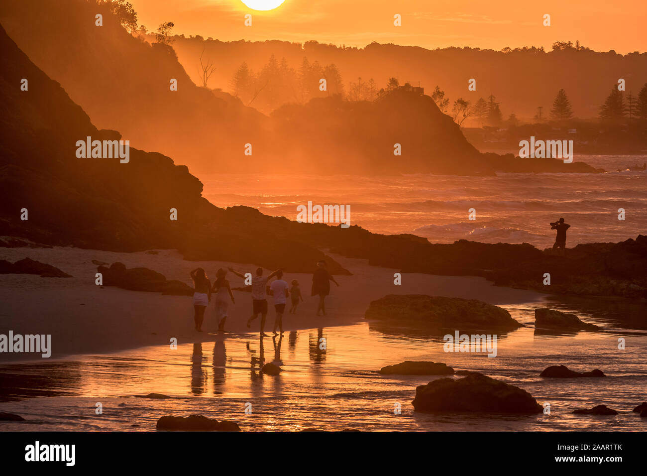 Amici godere alla fine di una giornata perfetta, tramonto a Watago Bay, Byron, NSW Foto Stock