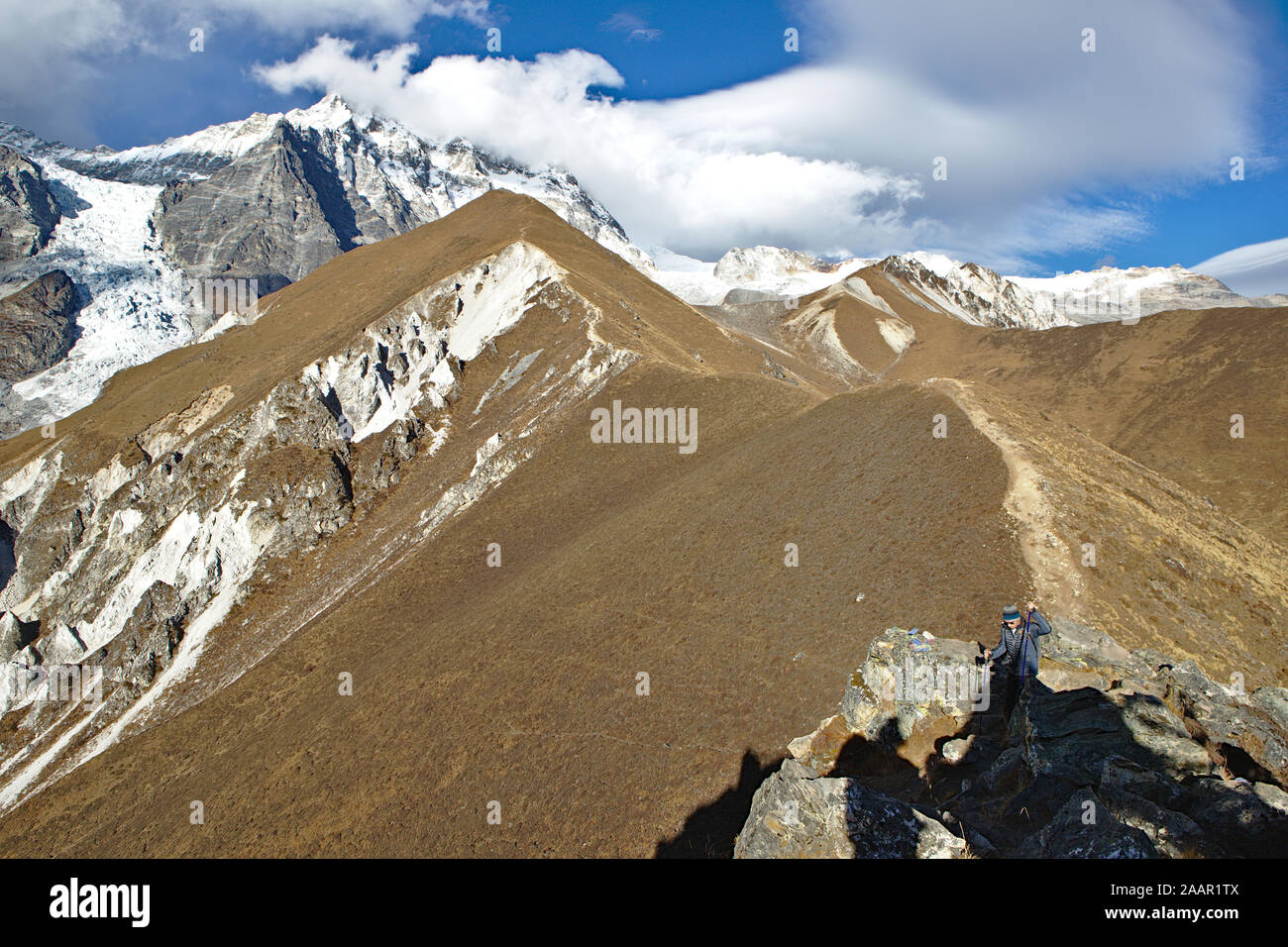 Marrone colline e montagne innevate dell'Himalaya Foto Stock