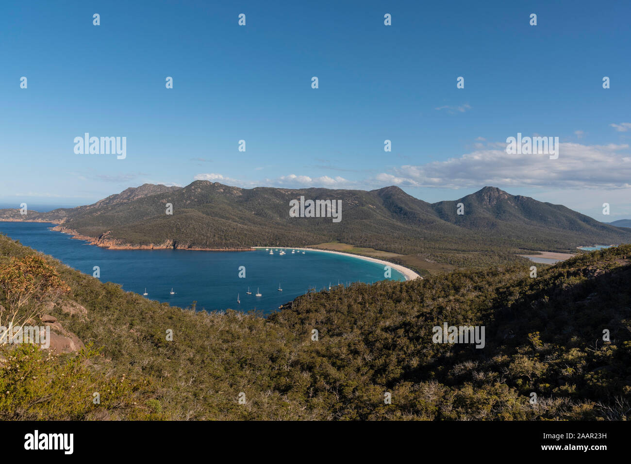 Vista sul vetro del vino Bay, Parco Nazionale di Freycinet, Tasmania Foto Stock