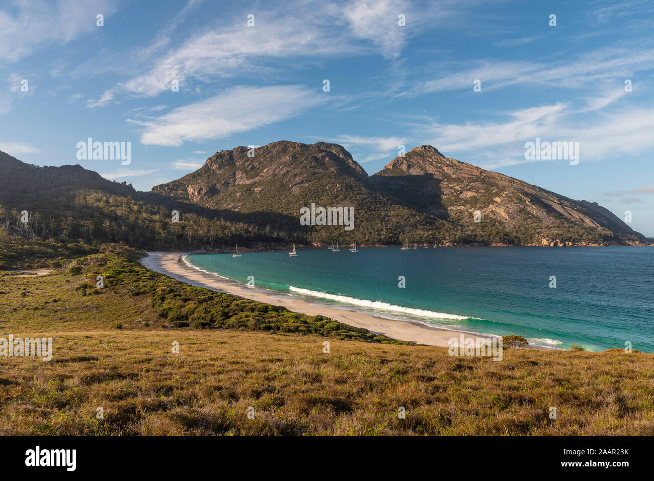 Vista sul vetro del vino Bay, Parco Nazionale di Freycinet, Tasmania Foto Stock