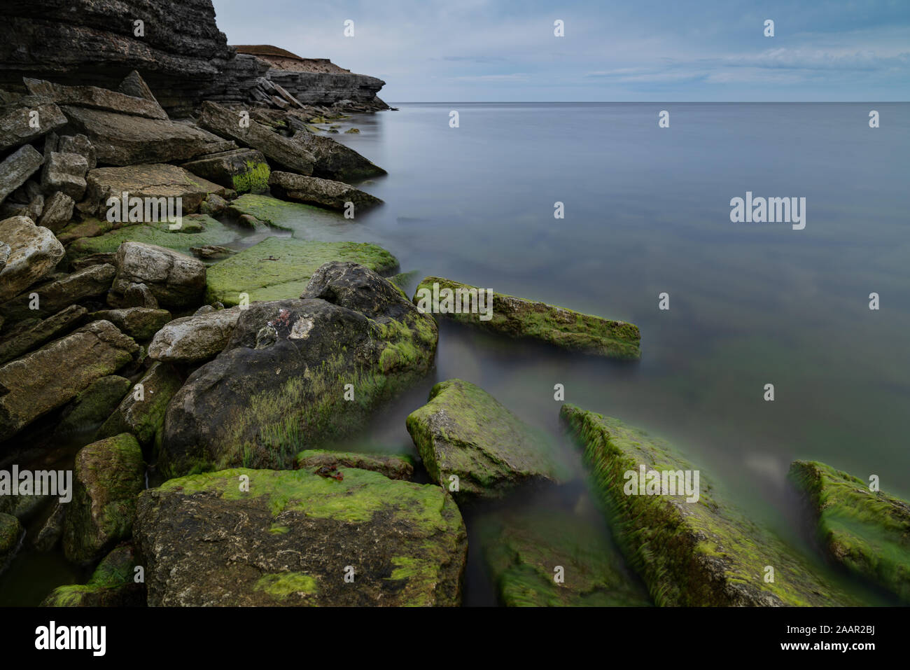 Muro di pietra sul Mar Baltico nell'estate. Costa Osmussaar, isola in Estonia, l'Europa. Foto Stock