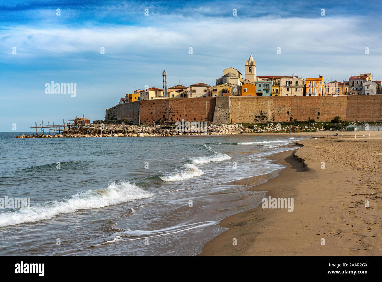 Vista della città di Termoli in Italia dalla spiaggia dorata del mare adriatico Foto Stock