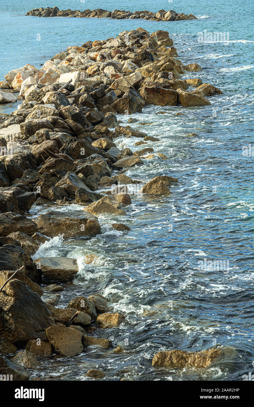 Struttura di frangionde diga sul mare, Termoli Foto Stock